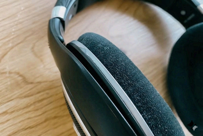 Audífonos abiertos Sennheiser HD 599 SE sobre oreja, diseño cómodo y elegante para una experiencia de audio premium.