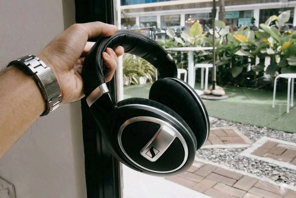 Audífonos open-back over-ear Sennheiser HD 599 SE con diseño elegante y diadema acolchada, visibles en la imagen.