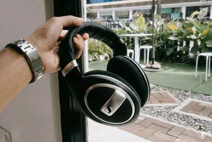 Audífonos open-back over-ear Sennheiser HD 599 SE con diseño elegante y diadema acolchada, visibles en la imagen.