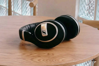 Audífonos abiertos Sennheiser HD 599 SE over-ear, con diseño cómodo y sonido de alta fidelidad, en color negro.
