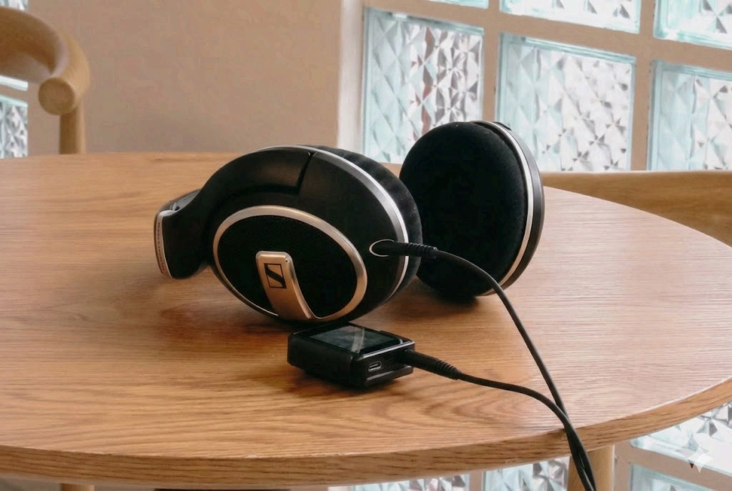 Audífonos Sennheiser HD 599 SE de tipo abierto sobre la oreja, con diseño elegante y auriculares grandes, en color negro.