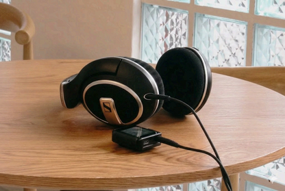 Audífonos Sennheiser HD 599 SE de tipo abierto sobre la oreja, con diseño elegante y auriculares grandes, en color negro.