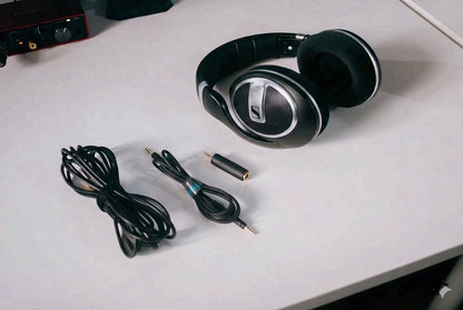 Audífonos abiertos over-ear Sennheiser HD 599 SE, con diseño elegante y auriculares cómodos para audio de alta calidad.