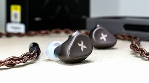 Auriculares in-ear DUNU Titan X con driver de 10mm, doble cámara y doble imán, mostrando el diseño y construcción del monitor.