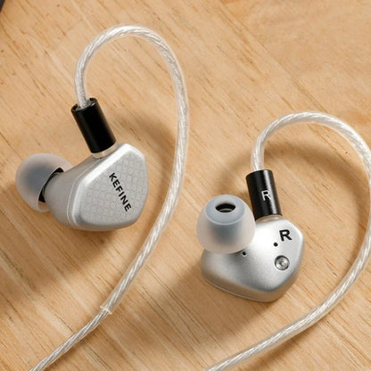 Auriculares in-ear KEFINE Klean SV con driver dinámico de 10mm y 3 boquillas de afinación, en color negro.