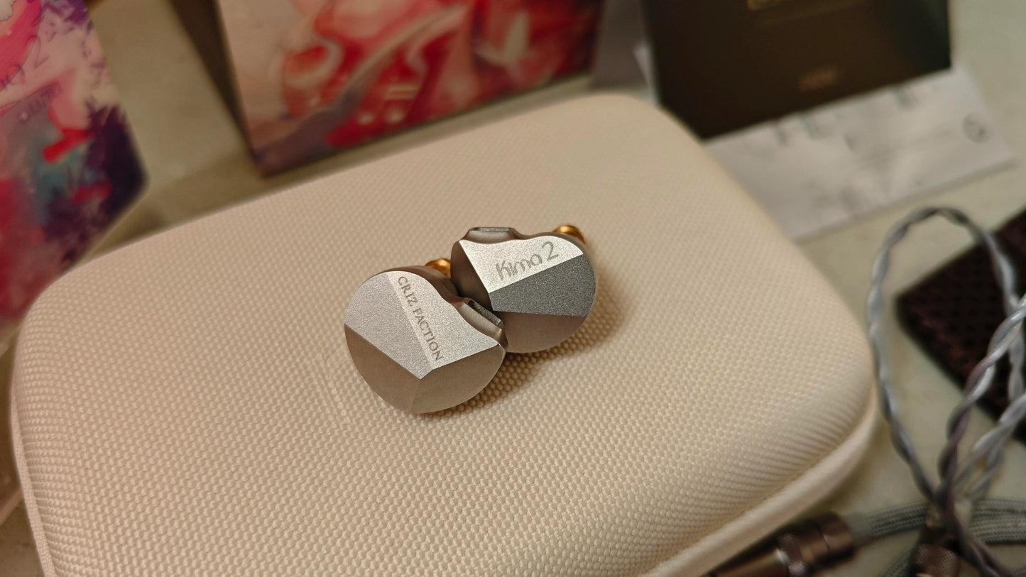 Auriculares IEM Dunu KIMA 2 con driver dinámico de domo compuesto DLC y sistema de bloqueo Q-Lock en diseño compacto.