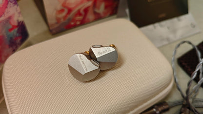 Auriculares IEM Dunu KIMA 2 con driver dinámico de domo compuesto DLC y sistema de bloqueo Q-Lock en diseño compacto.