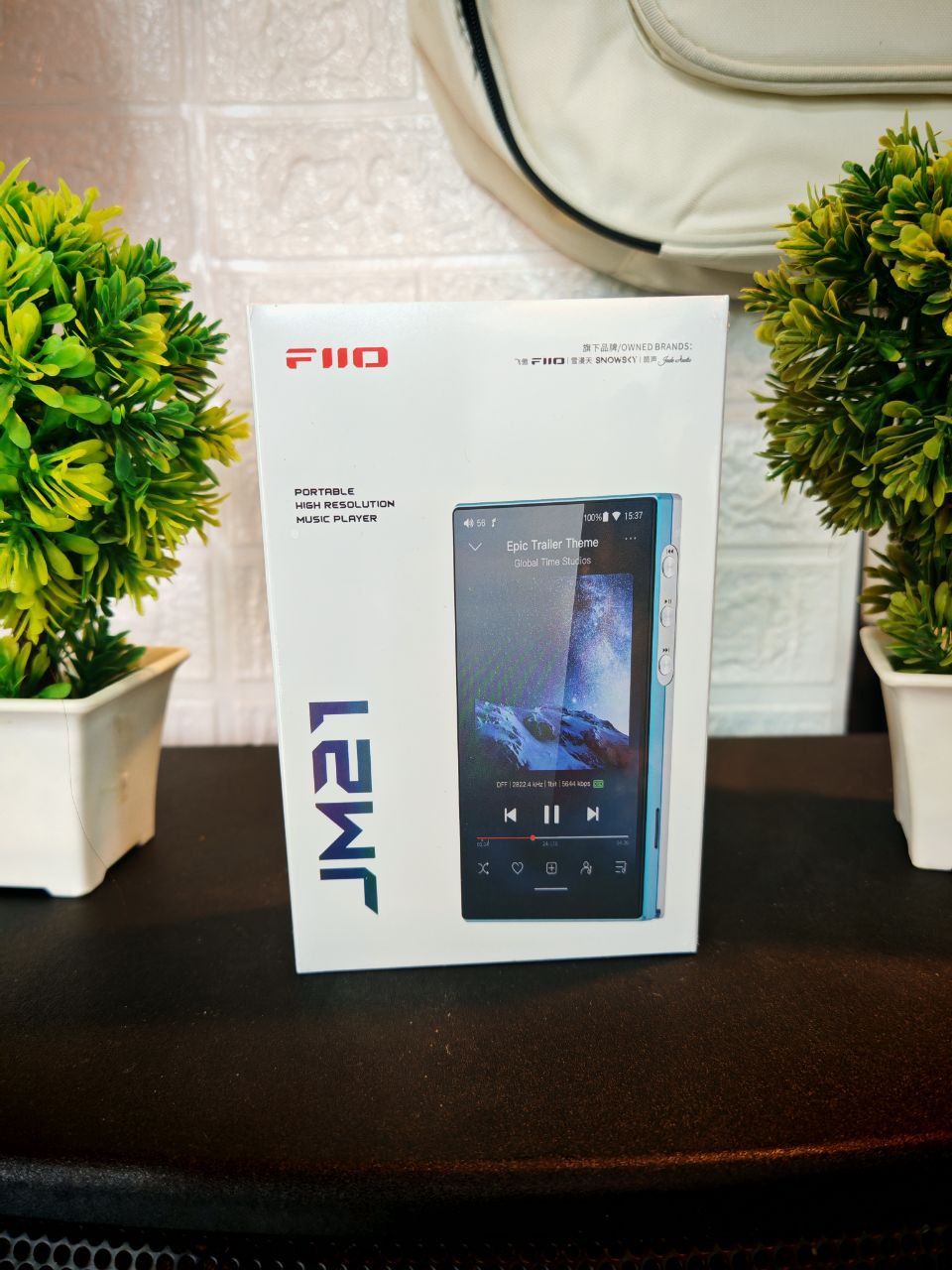Reproductor de audio digital FIIO JM21 con pantalla Android 13 y procesador Snapdragon 680, mostrando la interfaz en la pantalla.