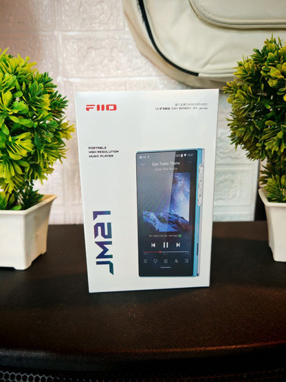 Reproductor de audio digital FIIO JM21 con pantalla Android 13 y procesador Snapdragon 680, mostrando la interfaz en la pantalla.