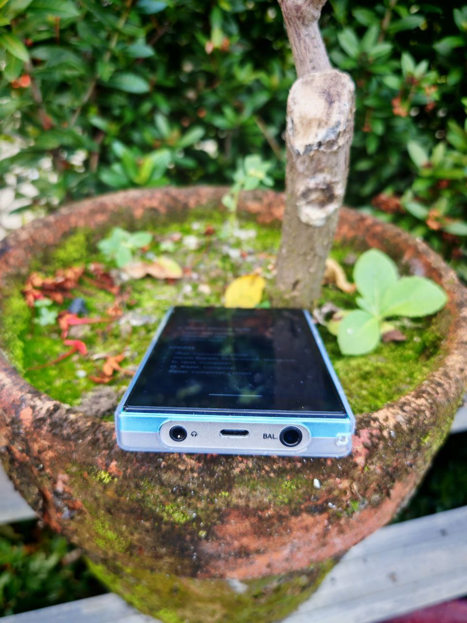 Reproductor de audio digital FIIO JM21 con pantalla Android 13 y procesador Snapdragon 680, mostrando su interfaz y botones.